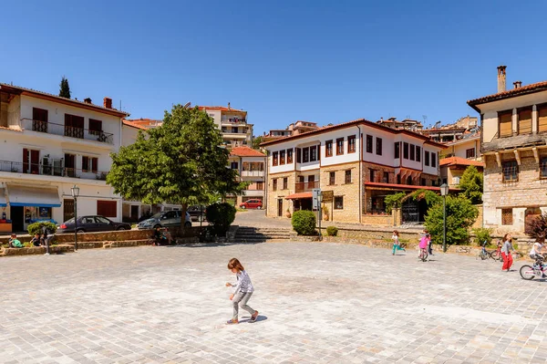 Kastoria, Yunanistan - 21 Nisan 2016: Kastoria'nın merkez meydanı, Batı Makedonya, Yunanistan. Şehir birçok Bizans kilisesi, Osmanlı dönemi mimarisi ile ünlüdür.