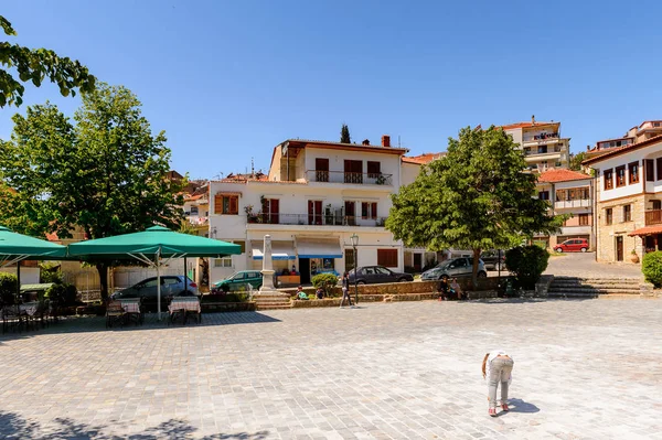 Kastoria, Yunanistan - 21 Nisan 2016: Kastoria'nın merkez meydanı, Batı Makedonya, Yunanistan. Şehir birçok Bizans kilisesi, Osmanlı dönemi mimarisi ile ünlüdür.