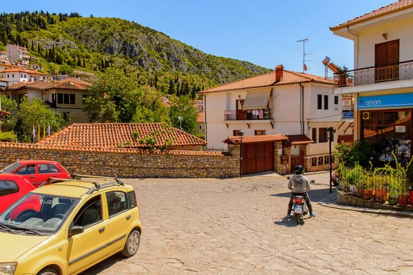 Kastoria, Yunanistan - 21 Nisan 2016: Kastoria'nın merkez meydanı, Batı Makedonya, Yunanistan. Şehir birçok Bizans kilisesi, Osmanlı dönemi mimarisi ile ünlüdür.