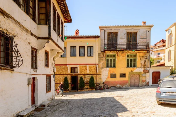 Kastoria, Yunanistan - 21 Nisan 2016: Kastoria Mimarisi, Batı Makedonya, Yunanistan. Şehir birçok Bizans kilisesi, Osmanlı dönemi mimarisi ile ünlüdür.