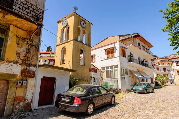 Kastoria, Yunanistan - 21 Nisan 2016: Kastoria Mimarisi, Batı Makedonya, Yunanistan. Şehir birçok Bizans kilisesi, Osmanlı dönemi mimarisi ile ünlüdür.