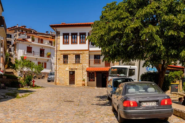 Kastoria, Yunanistan - 21 Nisan 2016: Kastoria Mimarisi, Batı Makedonya, Yunanistan. Şehir birçok Bizans kilisesi, Osmanlı dönemi mimarisi ile ünlüdür.