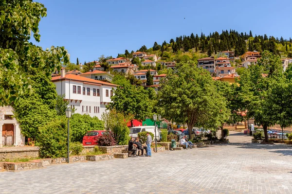 Kastoria, Yunanistan - 21 Nisan 2016: Kastoria Mimarisi, Batı Makedonya, Yunanistan. Şehir birçok Bizans kilisesi, Osmanlı dönemi mimarisi ile ünlüdür.