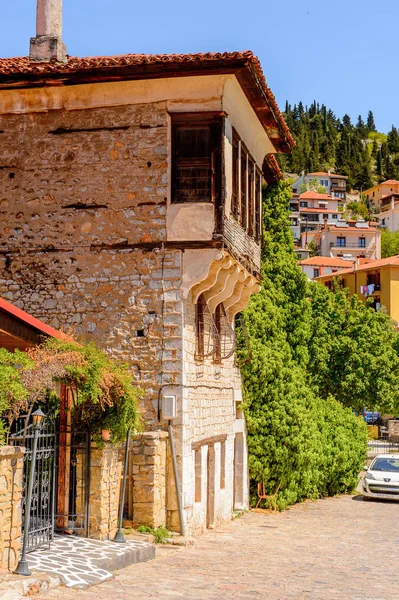 Kastoria, Yunanistan - 21 Nisan 2016: Kastoria Mimarisi, Batı Makedonya, Yunanistan. Şehir birçok Bizans kilisesi, Osmanlı dönemi mimarisi ile ünlüdür.