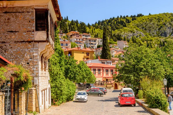 Kastoria, Yunanistan - 21 Nisan 2016: Kastoria Mimarisi, Batı Makedonya, Yunanistan. Şehir birçok Bizans kilisesi, Osmanlı dönemi mimarisi ile ünlüdür.