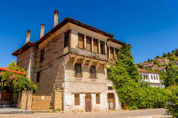 Kastoria, Yunanistan - 21 Nisan 2016: Kastoria Mimarisi, Batı Makedonya, Yunanistan. Şehir birçok Bizans kilisesi, Osmanlı dönemi mimarisi ile ünlüdür.