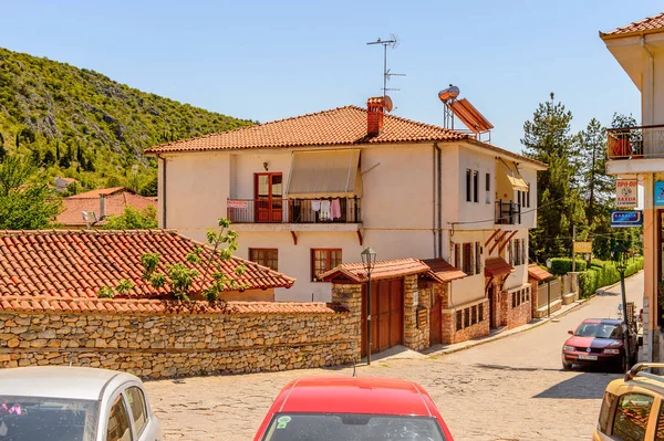 Kastoria, Yunanistan - 21 Nisan 2016: Kastoria Mimarisi, Batı Makedonya, Yunanistan. Şehir birçok Bizans kilisesi, Osmanlı dönemi mimarisi ile ünlüdür.