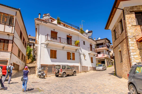 Kastoria, Yunanistan - 21 Nisan 2016: Kastoria Mimarisi, Batı Makedonya, Yunanistan. Şehir birçok Bizans kilisesi, Osmanlı dönemi mimarisi ile ünlüdür.