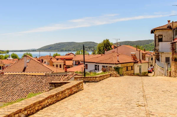 Kastoria, Yunanistan - 21 Nisan 2016: Kastoria Mimarisi, Batı Makedonya, Yunanistan. Şehir birçok Bizans kilisesi, Osmanlı dönemi mimarisi ile ünlüdür.