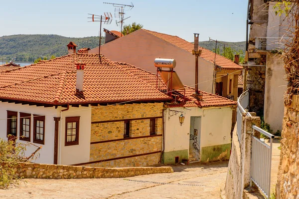 Kastoria, Yunanistan - 21 Nisan 2016: Kastoria Mimarisi, Batı Makedonya, Yunanistan. Şehir birçok Bizans kilisesi, Osmanlı dönemi mimarisi ile ünlüdür.