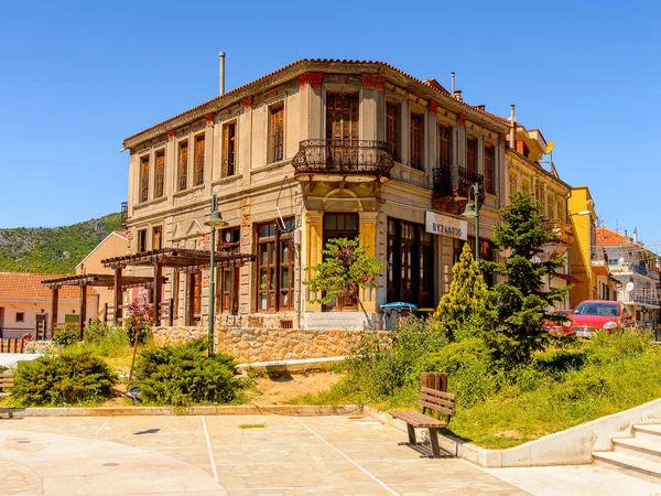 Kastoria, Yunanistan - 21 Nisan 2016: Kastoria Mimarisi, Batı Makedonya, Yunanistan. Şehir birçok Bizans kilisesi, Osmanlı dönemi mimarisi ile ünlüdür.