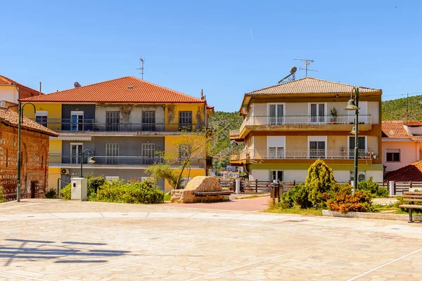 Kastoria, Yunanistan - 21 Nisan 2016: Kastoria Mimarisi, Batı Makedonya, Yunanistan. Şehir birçok Bizans kilisesi, Osmanlı dönemi mimarisi ile ünlüdür.