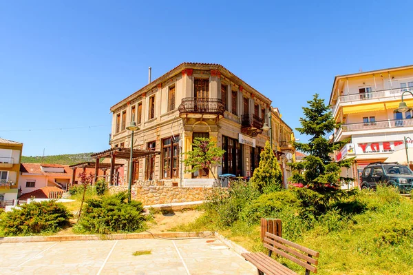 Kastoria, Yunanistan - 21 Nisan 2016: Kastoria Mimarisi, Batı Makedonya, Yunanistan. Şehir birçok Bizans kilisesi, Osmanlı dönemi mimarisi ile ünlüdür.