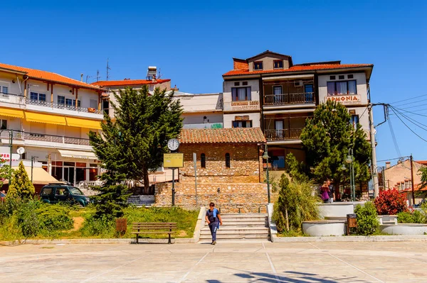 Kastoria, Yunanistan - 21 Nisan 2016: Kastoria Mimarisi, Batı Makedonya, Yunanistan. Şehir birçok Bizans kilisesi, Osmanlı dönemi mimarisi ile ünlüdür.
