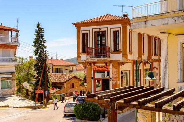 Kastoria, Yunanistan - 21 Nisan 2016: Kastoria Mimarisi, Batı Makedonya, Yunanistan. Şehir birçok Bizans kilisesi, Osmanlı dönemi mimarisi ile ünlüdür.