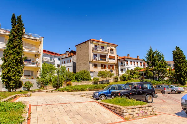 Kastoria, Yunanistan - 21 Nisan 2016: Kastoria Mimarisi, Batı Makedonya, Yunanistan. Şehir birçok Bizans kilisesi, Osmanlı dönemi mimarisi ile ünlüdür.