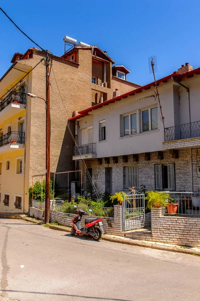 Kastoria, Yunanistan - 21 Nisan 2016: Kastoria Mimarisi, Batı Makedonya, Yunanistan. Şehir birçok Bizans kilisesi, Osmanlı dönemi mimarisi ile ünlüdür.