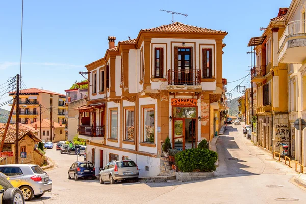 Kastoria, Yunanistan - 21 Nisan 2016: Kastoria Mimarisi, Batı Makedonya, Yunanistan. Şehir birçok Bizans kilisesi, Osmanlı dönemi mimarisi ile ünlüdür.