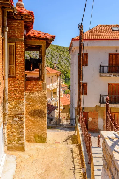 Kastoria, Yunanistan - 21 Nisan 2016: Kastoria Mimarisi, Batı Makedonya, Yunanistan. Şehir birçok Bizans kilisesi, Osmanlı dönemi mimarisi ile ünlüdür.