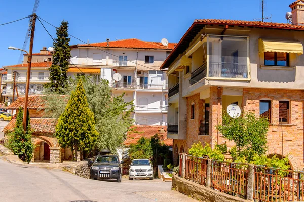 Kastoria, Yunanistan - 21 Nisan 2016: Kastoria Mimarisi, Batı Makedonya, Yunanistan. Şehir birçok Bizans kilisesi, Osmanlı dönemi mimarisi ile ünlüdür.