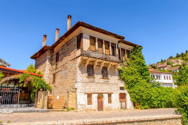 Kastoria, Yunanistan - 21 Nisan 2016: Kastoria Mimarisi, Batı Makedonya, Yunanistan. Şehir birçok Bizans kilisesi, Osmanlı dönemi mimarisi ile ünlüdür.