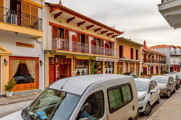 Delphi, Yunanistan -Nis 22, 2016: Delphi Arkeoloji Klübünün yakınındaki küçük kasabanın mimarisi. Bu kasaba Arkeoloji Parkı ziyaret etmeden önce gece geçirmek için en iyi yoldur.