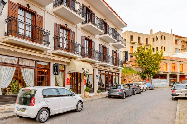 Delphi, Yunanistan -Nis 22, 2016: Otel Delphi Arkeolojik Alanı yakınındaki küçük bir kasabada. Bu kasaba Arkeoloji Parkı ziyaret etmeden önce gece geçirmek için en iyi yoldur.