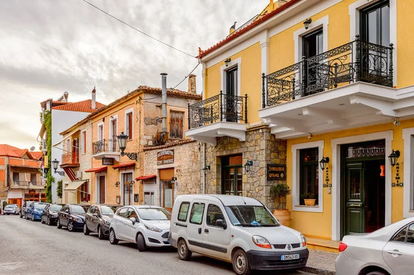 Delphi, Yunanistan -Nis 22, 2016: Otel Delphi Arkeolojik Alanı yakınındaki küçük bir kasabada. Bu kasaba Arkeoloji Parkı ziyaret etmeden önce gece geçirmek için en iyi yoldur.