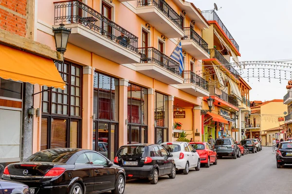 Delphi, Yunanistan -Nis 22, 2016: Delphi Arkeoloji Klübünün yakınındaki küçük kasabanın mimarisi. Bu kasaba Arkeoloji Parkı ziyaret etmeden önce gece geçirmek için en iyi yoldur.