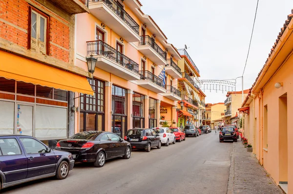 Delphi, Yunanistan -Nis 22, 2016: Delphi Arkeoloji Klübünün yakınındaki küçük kasabanın mimarisi. Bu kasaba Arkeoloji Parkı ziyaret etmeden önce gece geçirmek için en iyi yoldur.