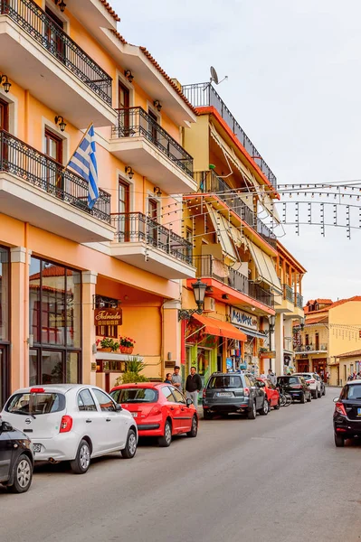 Delphi, Yunanistan -Nis 22, 2016: Delphi Arkeoloji Klübünün yakınındaki küçük kasabanın mimarisi. Bu kasaba Arkeoloji Parkı ziyaret etmeden önce gece geçirmek için en iyi yoldur.