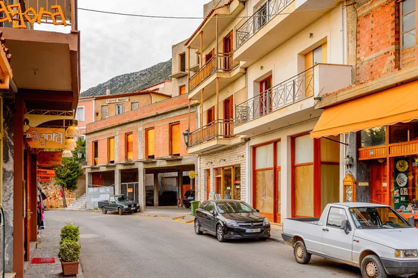 Delphi, Yunanistan -Nis 22, 2016: Delphi Arkeoloji Klübünün yakınındaki küçük kasabanın mimarisi. Bu kasaba Arkeoloji Parkı ziyaret etmeden önce gece geçirmek için en iyi yoldur.