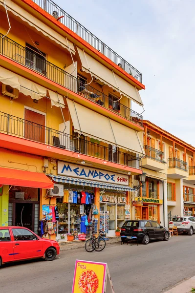 Delphi, Yunanistan -Nis 22, 2016: Delphi Arkeoloji Klübünün yakınındaki küçük kasabanın mimarisi. Bu kasaba Arkeoloji Parkı ziyaret etmeden önce gece geçirmek için en iyi yoldur.