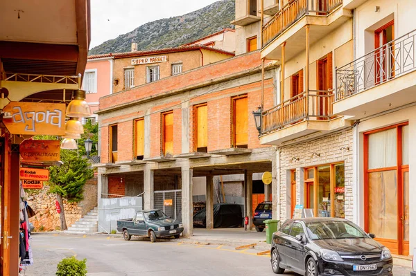 Delphi, Yunanistan -Nis 22, 2016: Delphi Arkeoloji Klübünün yakınındaki küçük kasabanın mimarisi. Bu kasaba Arkeoloji Parkı ziyaret etmeden önce gece geçirmek için en iyi yoldur.