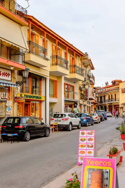 Delphi, Yunanistan -Nis 22, 2016: Delphi Arkeoloji Klübünün yakınındaki küçük kasabanın mimarisi. Bu kasaba Arkeoloji Parkı ziyaret etmeden önce gece geçirmek için en iyi yoldur.