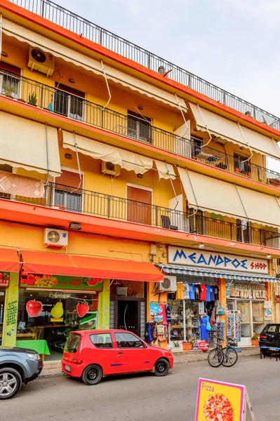 Delphi, Yunanistan -Nis 22, 2016: Delphi Arkeoloji Klübünün yakınındaki küçük kasabanın mimarisi. Bu kasaba Arkeoloji Parkı ziyaret etmeden önce gece geçirmek için en iyi yoldur.