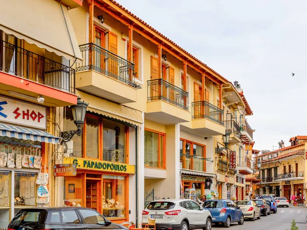 Delphi, Yunanistan -Nis 22, 2016: Delphi Arkeoloji Klübünün yakınındaki küçük kasabanın mimarisi. Bu kasaba Arkeoloji Parkı ziyaret etmeden önce gece geçirmek için en iyi yoldur.