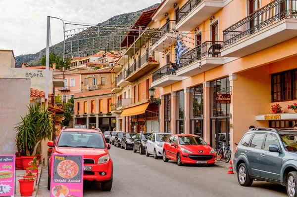 Delphi, Yunanistan -Nis 22, 2016: Delphi Arkeoloji Klübünün yakınındaki küçük kasabanın mimarisi. Bu kasaba Arkeoloji Parkı ziyaret etmeden önce gece geçirmek için en iyi yoldur.