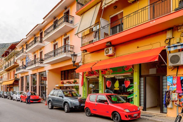 Delphi, Yunanistan -Nis 22, 2016: Delphi Arkeoloji Klübünün yakınındaki küçük kasabanın mimarisi. Bu kasaba Arkeoloji Parkı ziyaret etmeden önce gece geçirmek için en iyi yoldur.