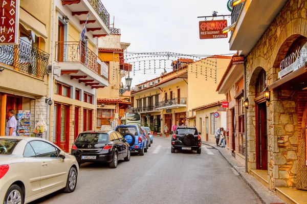 Delphi, Yunanistan -Nis 22, 2016: Delphi Arkeoloji Klübünün yakınındaki küçük kasabanın mimarisi. Bu kasaba Arkeoloji Parkı ziyaret etmeden önce gece geçirmek için en iyi yoldur.