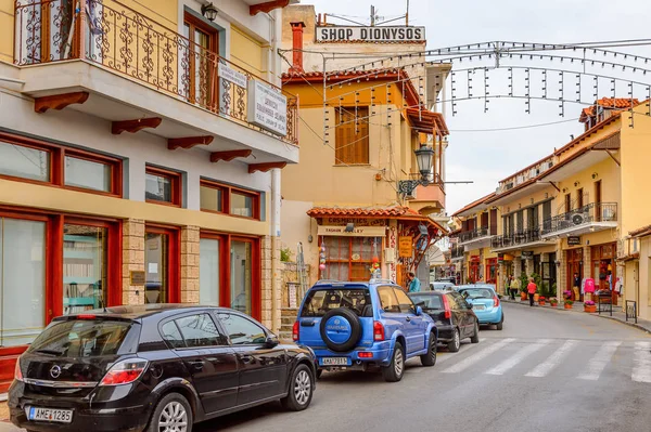 Delphi, Yunanistan -Nis 22, 2016: Delphi Arkeoloji Klübünün yakınındaki küçük kasabanın mimarisi. Bu kasaba Arkeoloji Parkı ziyaret etmeden önce gece geçirmek için en iyi yoldur.