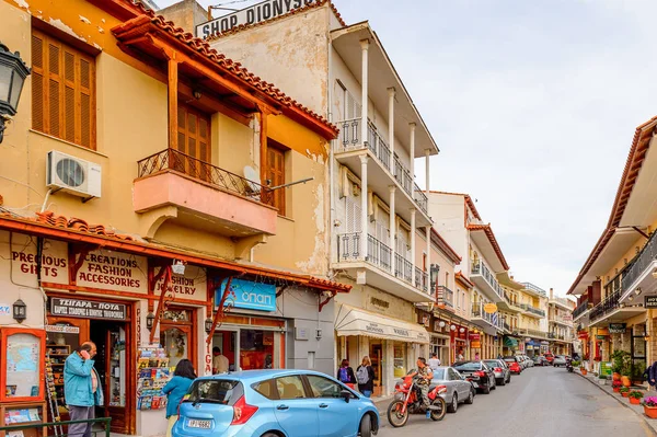 Delphi, Yunanistan -Nis 22, 2016: Delphi Arkeoloji Klübünün yakınındaki küçük kasabanın mimarisi. Bu kasaba Arkeoloji Parkı ziyaret etmeden önce gece geçirmek için en iyi yoldur.