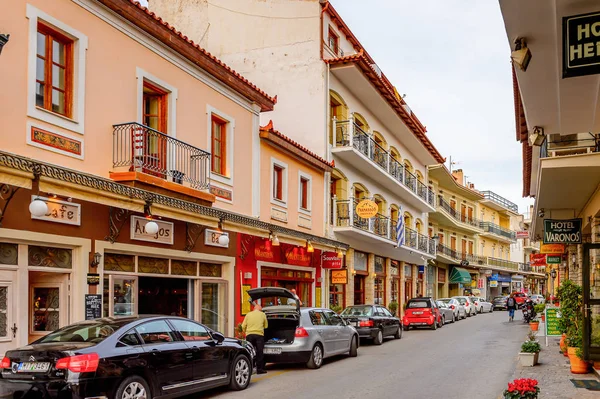 Delphi, Yunanistan -Nis 22, 2016: Delphi Arkeoloji Klübüne yakın küçük kasabada oteller ve restoranlar. Bu kasaba Arkeoloji Parkı ziyaret etmeden önce gece geçirmek için en iyi yoldur.