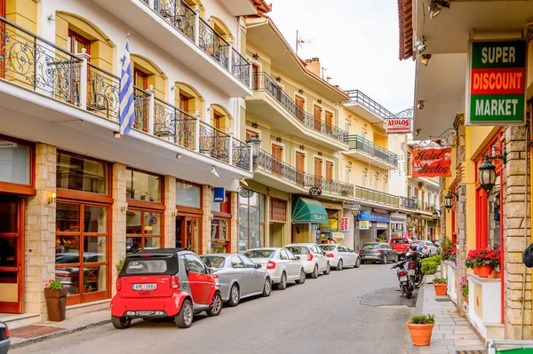 Delphi, Yunanistan -Nis 22, 2016: Delphi Arkeoloji Klübüne yakın küçük kasabada oteller ve restoranlar. Bu kasaba Arkeoloji Parkı ziyaret etmeden önce gece geçirmek için en iyi yoldur.