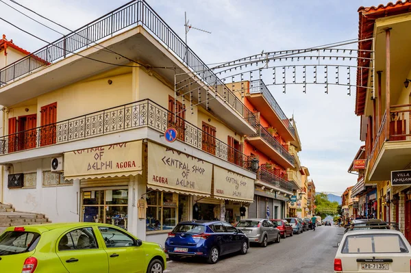 Delphi, Yunanistan -Nis 22, 2016: Delphi Arkeoloji Klübünün yakınındaki küçük kasabanın mimarisi. Bu kasaba Arkeoloji Parkı ziyaret etmeden önce gece geçirmek için en iyi yoldur.