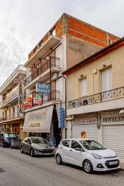 Delphi, Yunanistan -Nis 22, 2016: Delphi Arkeoloji Klübünün yakınındaki küçük kasabanın mimarisi. Bu kasaba Arkeoloji Parkı ziyaret etmeden önce gece geçirmek için en iyi yoldur.