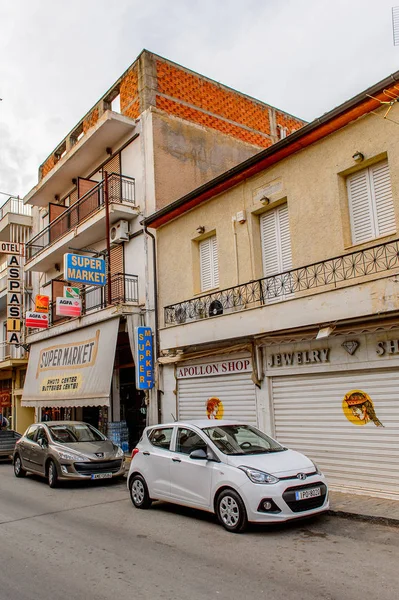 Delphi, Yunanistan -Nis 22, 2016: Delphi Arkeoloji Klübünün yakınındaki küçük kasabanın mimarisi. Bu kasaba Arkeoloji Parkı ziyaret etmeden önce gece geçirmek için en iyi yoldur.