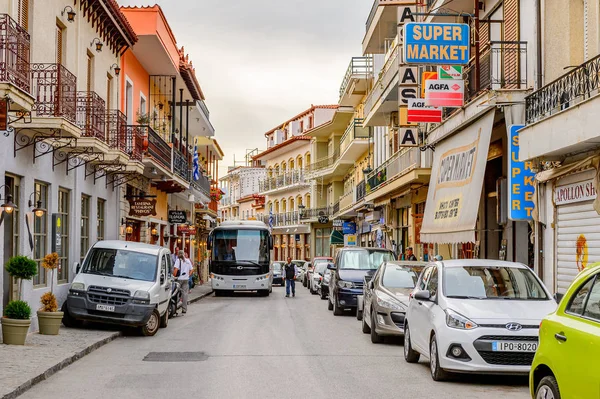 Delphi, Yunanistan -Nis 22, 2016: Delphi Arkeoloji Klübünün yakınındaki küçük kasabanın mimarisi. Bu kasaba Arkeoloji Parkı ziyaret etmeden önce gece geçirmek için en iyi yoldur.
