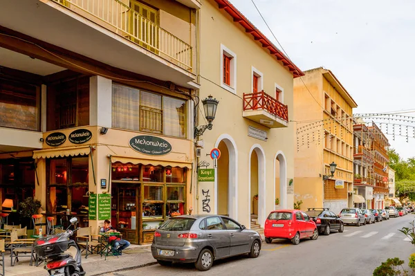 Delphi, Yunanistan -Nis 22, 2016: Delphi Arkeoloji Klübünün yakınındaki küçük kasabanın mimarisi. Bu kasaba Arkeoloji Parkı ziyaret etmeden önce gece geçirmek için en iyi yoldur.