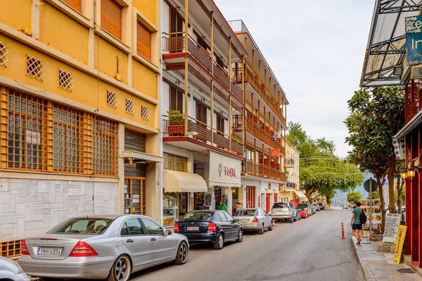 Delphi, Yunanistan -Nis 22, 2016: Delphi Arkeoloji Klübünün yakınındaki küçük kasabanın mimarisi. Bu kasaba Arkeoloji Parkı ziyaret etmeden önce gece geçirmek için en iyi yoldur.